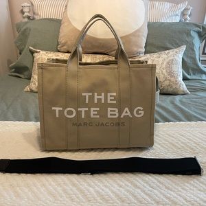 Marc Jacobs The Medium Tote Bag